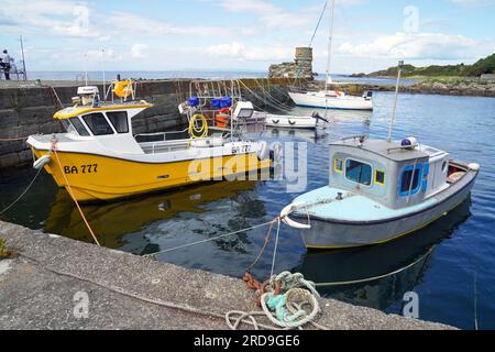 Dunure Harbour, Ayrshire an der Westküste Schottlands und öffnet sich zum Firth of Clyde, mit kleinen Fischerbooten und privatem Vergnügungsboot Stockfoto