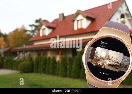 Heim-Sicherheitssystem. Moderne Smartwatch mit Raumbild durch CCTV-Kamera im Vergleich zum Haus, Collage-Design Stockfoto