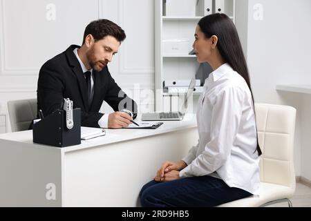 Personalmanager, der den Lebenslauf des Bewerbers während des Vorstellungsgesprächs im Büro liest Stockfoto