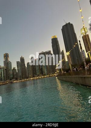 Dubai, Vereinigte Arabische Emirate - 2. Mai 2023: Wunderschöne moderne Gebäude in der Nähe des Ufers der Stadt Stockfoto