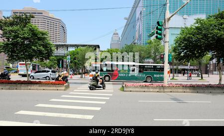 Busse, Motorroller und Menschen auf der Xinyi Road vor Taipei 101 oder dem Taipei World Trade Center; Taipei, Taiwan Street, Street, Road, Verkehr. Stockfoto