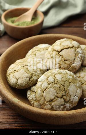 Schüssel mit leckeren Matcha-Keksen auf Holztisch, Nahaufnahme Stockfoto