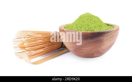 Schüssel mit grünem Matcha-Pulver, Bambuslöffel und Schneebesen isoliert auf weiß Stockfoto