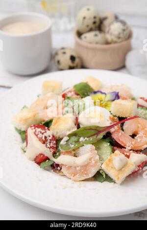 Köstlicher Caesar Salat mit Garnelen auf weißem Tisch, Nahaufnahme Stockfoto