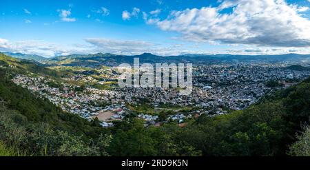 Blick auf die Hauptstadt Honduras, umgeben von Bergen in einem klaren und wunderschönen blauen Himmel Stockfoto