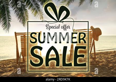 Flyer-Design für heiße Sommerangebote. Wunderschöne Aussicht auf den Sandstrand in der Nähe des Meeres und Text Stockfoto