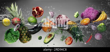 Viele Früchte und Gemüse fallen vor grauem Hintergrund ins Wasser Stockfoto