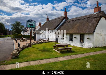 Das Dorf etal mit seinem weißen Black Bull Pub, dem einzigen strohgedeckten Pub in Northumberland und dem nördlichsten strohgedeckten Gebäude in England Stockfoto