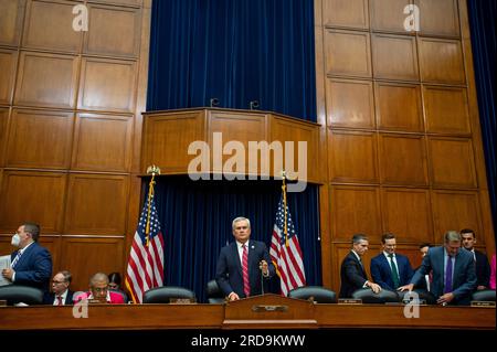 Washington, Vereinigte Staaten. 19. Juli 2023. US-Repräsentant James Comer (Republikaner von Kentucky), Vorsitzender des US-House Committee on Oversight and Accountability trifft ein für eine Anhörung des House Committee on Oversight and Accountability mit IRS Whistleblowers über die strafrechtliche Untersuchung in Biden, im Rayburn House Office Building in Washington, DC, Mittwoch, 19. Juli 2023. Kredit: Rod Lamkey/CNP/dpa/Alamy Live News Stockfoto