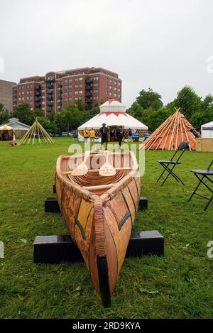 Halifax, NS, Kanada - Juli 19 2023: Traditionelles Kanu und Tipi bei den American Indigenous Games im Halifax Commons. Die Spiele zeigen über 5000 Athleten aus 756 Indigenen Nationen von Turtle Island (Nordamerika) Stockfoto