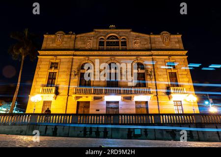 Tegucigalpa, Francisco Morazan, Honduras - 11. Dezember 2022: Das berühmte Manuel Bonilla National Theater in der Downtown City Street mit blauem Neonlicht Stockfoto