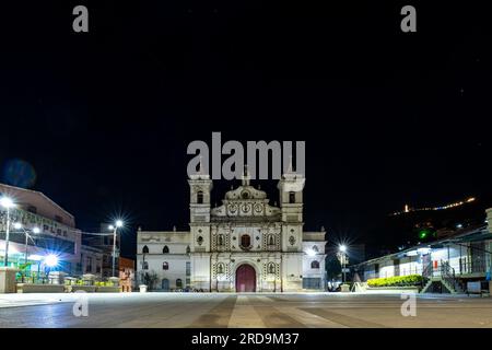 Tegucigalpa, Francisco Morazan, Honduras - 11. Dezember 2022: Weitwinkelblick auf die berühmte Kathedrale „Los Dolores“ bei Nacht, die älteste Kirche des Landes Stockfoto
