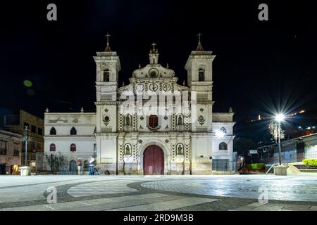 Tegucigalpa, Francisco Morazan, Honduras - 11. Dezember 2022: Weitwinkelblick auf die berühmte Kathedrale „Los Dolores“ bei Nacht, die älteste Kirche des Landes Stockfoto