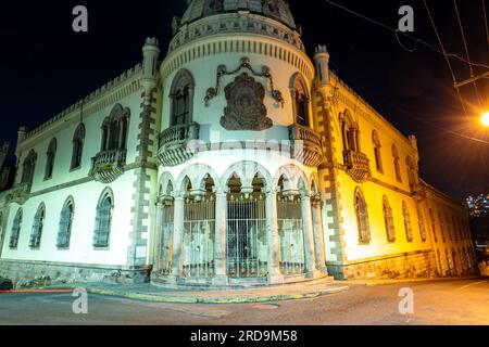 Tegucigalpa, Francisco Morazan, Honduras - 11. Dezember 2022: Ehemaliges Präsidentenhaus mit leerer Straße in Downtown City bei Nacht Stockfoto