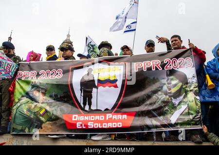 BOGOTA, KOLUMBIEN - 19. JULI 2023. Friedlicher Protest der Mitglieder der aktiven Reserve der Militär- und Polizeikräfte in Bogota Kolumbien gegen Th Stockfoto