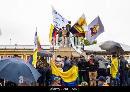 BOGOTA, KOLUMBIEN - 19. JULI 2023. Friedlicher Protest der Mitglieder der aktiven Reserve der Militär- und Polizeikräfte in Bogota Kolumbien gegen Th Stockfoto