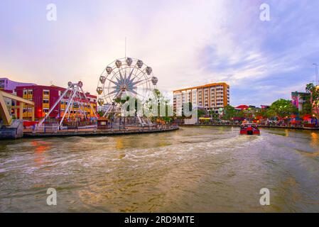 MALACCA, MALAYSIA - 23. März: Blick auf die Ufer des Flusses Melaka am 23. Okt 2015 in Malaysia. Malacca wurde zum UNESCO-Weltkulturerbe ernannt Stockfoto