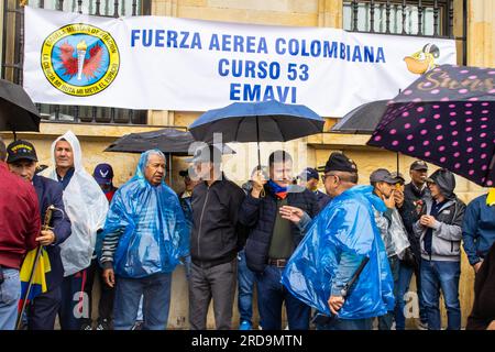 BOGOTA, KOLUMBIEN - 19. JULI 2023. Friedlicher Protest der Mitglieder der aktiven Reserve der Militär- und Polizeikräfte in Bogota Kolumbien gegen Th Stockfoto