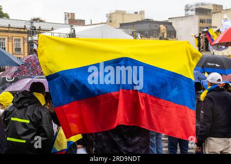 BOGOTA, KOLUMBIEN - 19. JULI 2023. Friedlicher Protest der Mitglieder der aktiven Reserve der Militär- und Polizeikräfte in Bogota Kolumbien gegen Th Stockfoto