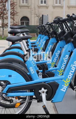 Bicoruna Elektrofahrräder an einer Ladestation für 15 Zyklen. Traditioneller Fahrradverleih verfügbar, La Coruna, Spanien, April 2023. Stockfoto