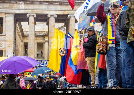 BOGOTA, KOLUMBIEN - 19. JULI 2023. Friedlicher Protest der Mitglieder der aktiven Reserve der Militär- und Polizeikräfte in Bogota Kolumbien gegen Th Stockfoto