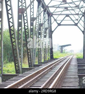 Eisenbahngleise auf ländlicher Brückenstahlkonstruktion Stockfoto