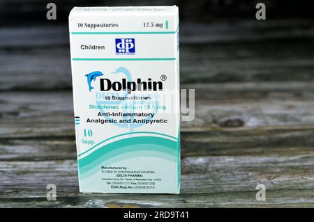 Kairo, Ägypten, Juni 26 2023: Dolphin 12,5 mg 10 Supp. Diclofenac-Natrium, analgetisch, nichtopioid, antipyretisch, nichtsteroidales Antiphlogistikum (NSAID) Stockfoto