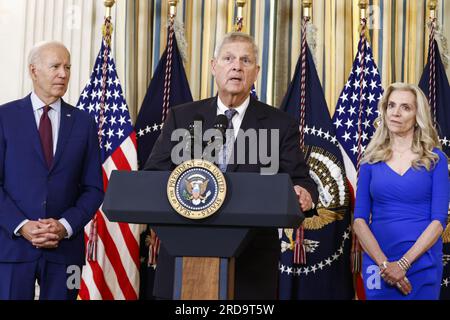 US-Landwirtschaftsminister Tom Vilsack, Center, spricht als US-Präsident Joe Biden, Left, und beruft am 19. Juli 2023 eine Sitzung seines Wettbewerbsrates im State Dining Room im Weißen Haus in Washington, D.C., ein. Präsident Biden kündigt neue Maßnahmen seiner Regierung an, um den Wettbewerb in der amerikanischen Wirtschaft zu stärken, die Verbraucherpreise zu senken und Unternehmern und kleinen Unternehmen zu helfen, zu gedeihen. Links steht Lael Brainard, Direktor des Nationalen Wirtschaftsrates. Guthaben: Samuel Corum/Pool via CNP/MediaPunch Stockfoto