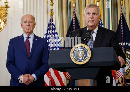 US-Landwirtschaftsminister Tom Vilsack spricht als US-Präsident Joe Biden, Left, und beruft am 19. Juli 2023 eine Sitzung seines Wettbewerbsrates im State Dining Room im Weißen Haus in Washington, D.C., ein. Präsident Biden kündigt neue Maßnahmen seiner Regierung an, um den Wettbewerb in der amerikanischen Wirtschaft zu stärken, die Verbraucherpreise zu senken und Unternehmern und kleinen Unternehmen zu helfen, zu gedeihen. Kredit: Samuel Corum/Pool über CNP/MediaPunch Stockfoto