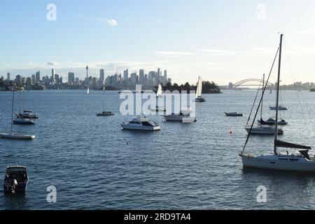 Sydney CBD Skyline, der Harbour Bridge Centre Point Tower, Boote auf dem Wasser, ein freier Blick vom Hermitage Foreshore Track in Vaucluse zum Stockfoto