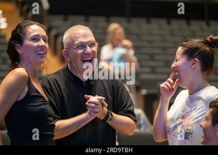 München, Deutschland. 19. Juli 2023. Jean-Paul Gaultier (M), Modedesigner aus Frankreich, reagiert auf eine Probe seiner „Fashion Freak Show“, die am 20. Juli 2023 in der Isarphilharmonie ihre deutsche Premiere feiern wird. (An dpa: 'Jean Paul Gaultiers 'Fashion Freak Show' feiert deutsche Premiere') Kredit: Peter Kneffel/dpa/Alamy Live News Stockfoto