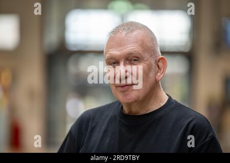 München, Deutschland. 19. Juli 2023. Jean-Paul Gaultier, Modedesigner aus Frankreich, bei einer Probe seiner „Fashion Freak Show“, die die deutsche Premiere am 20. Juli 2023 in der Isarphilharmonie feiert. (An dpa: 'Jean Paul Gaultiers 'Fashion Freak Show' feiert deutsche Premiere') Kredit: Peter Kneffel/dpa/Alamy Live News Stockfoto