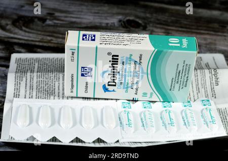 Kairo, Ägypten, Juni 26 2023: Dolphin 12,5 mg 10 Supp. Diclofenac-Natrium, analgetisch, nichtopioid, antipyretisch, nichtsteroidales Antiphlogistikum (NSAID) Stockfoto