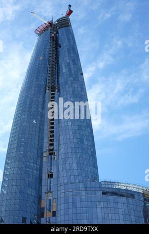 Der Crown Tower in Barangaroo nähert sich der Fertigstellung, ein Nahaufnahme des facettierten Glaskastens an einem klaren sonnigen Tag, ein einziger externer Aufzug und 2 Kräne Stockfoto