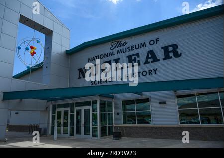 Albuquerque, Usa. 19. Juli 2023. Ein Blick zeigt den Eingang zum National Museum of Nuclear Science & History am 19. Juli 2023 in Albuquerque, New Mexico. Der Film „Oppenheimer“, Regie von Christopher Nolan, soll am 21. Juli veröffentlicht werden. 2023 und hat einen Anstieg des Atomtourismus bewirkt, in dem Besucher mehr über das Atomzeitalter erfahren, indem sie bedeutende Orte in der Atomgeschichte und Museen mit nuklearen Artefakten besuchen, wie eine aktuelle Geschichte des Wall Street Journal zeigt. (Foto: Sam Wasson/Sipa USA) Guthaben: SIPA USA/Alamy Live News Stockfoto