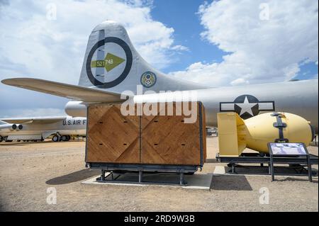 Albuquerque, Usa. 19. Juli 2023. Am 19. Juli 2023 in Albuquerque, New Mexico, befindet sich im National Museum of Nuclear Science & History eine Hülle ähnlich der für die Atombombe „Fat man“ verwendeten Hülle. Der Film „Oppenheimer“, Regie von Christopher Nolan, soll am 21. Juli veröffentlicht werden. 2023 und hat einen Anstieg des Atomtourismus bewirkt, in dem Besucher mehr über das Atomzeitalter erfahren, indem sie bedeutende Orte in der Atomgeschichte und Museen mit nuklearen Artefakten besuchen, wie eine aktuelle Geschichte des Wall Street Journal zeigt. (Foto: Sam Wasson/Sipa USA) Guthaben: SIPA USA/Alamy Live News Stockfoto