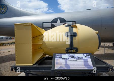 Albuquerque, Usa. 19. Juli 2023. Am 19. Juli 2023 in Albuquerque, New Mexico, befindet sich im National Museum of Nuclear Science & History eine Hülle ähnlich der für die Atombombe „Fat man“ verwendeten Hülle. Der Film „Oppenheimer“, Regie von Christopher Nolan, soll am 21. Juli veröffentlicht werden. 2023 und hat einen Anstieg des Atomtourismus bewirkt, in dem Besucher mehr über das Atomzeitalter erfahren, indem sie bedeutende Orte in der Atomgeschichte und Museen mit nuklearen Artefakten besuchen, wie eine aktuelle Geschichte des Wall Street Journal zeigt. (Foto: Sam Wasson/Sipa USA) Guthaben: SIPA USA/Alamy Live News Stockfoto