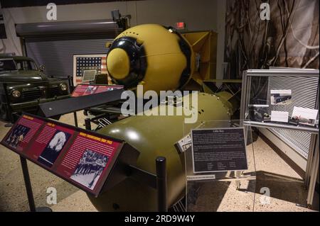 Albuquerque, Usa. 19. Juli 2023. Eine Nachbildung der Atombomben „Little Boy“, Front und „Fat man“ wird am 19. Juli 2023 im National Museum of Nuclear Science & History in Albuquerque, New Mexico, ausgestellt. Der Film „Oppenheimer“, Regie von Christopher Nolan, soll am 21. Juli veröffentlicht werden. 2023 und hat einen Anstieg des Atomtourismus bewirkt, in dem Besucher mehr über das Atomzeitalter erfahren, indem sie bedeutende Orte in der Atomgeschichte und Museen mit nuklearen Artefakten besuchen, wie eine aktuelle Geschichte des Wall Street Journal zeigt. (Foto: Sam Wasson/Sipa USA) Guthaben: SIPA USA/Alamy Live News Stockfoto