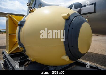 Albuquerque, Usa. 19. Juli 2023. Am 19. Juli 2023 in Albuquerque, New Mexico, befindet sich im National Museum of Nuclear Science & History eine Hülle ähnlich der für die Atombombe „Fat man“ verwendeten Hülle. Der Film „Oppenheimer“, Regie von Christopher Nolan, soll am 21. Juli veröffentlicht werden. 2023 und hat einen Anstieg des Atomtourismus bewirkt, in dem Besucher mehr über das Atomzeitalter erfahren, indem sie bedeutende Orte in der Atomgeschichte und Museen mit nuklearen Artefakten besuchen, wie eine aktuelle Geschichte des Wall Street Journal zeigt. (Foto: Sam Wasson/Sipa USA) Guthaben: SIPA USA/Alamy Live News Stockfoto