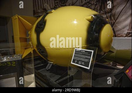 Albuquerque, Usa. 19. Juli 2023. Eine Nachbildung der Atombombe „Fat man“ wird am 19. Juli 2023 im National Museum of Nuclear Science & History in Albuquerque, New Mexico, ausgestellt. Der Film „Oppenheimer“, Regie von Christopher Nolan, soll am 21. Juli veröffentlicht werden. 2023 und hat einen Anstieg des Atomtourismus bewirkt, in dem Besucher mehr über das Atomzeitalter erfahren, indem sie bedeutende Orte in der Atomgeschichte und Museen mit nuklearen Artefakten besuchen, wie eine aktuelle Geschichte des Wall Street Journal zeigt. (Foto: Sam Wasson/Sipa USA) Guthaben: SIPA USA/Alamy Live News Stockfoto