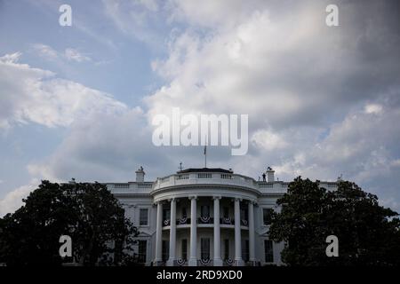 Washington, Vereinigte Staaten. 19. Juli 2023. Das Weiße Haus wird vom südlichen Rasen aus während des Picknickens des Kongresses in Washington, DC am 19. Juli 2023 gesehen. Kredit: Samuel Corum/Pool über CNP/dpa/Alamy Live News Stockfoto