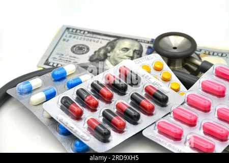 Medizin, Stethoskop und Dollarbank auf weißem Hintergrund. Stockfoto