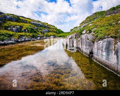 Wunderschöner großer See auf der Insel Inisheer Aran Irland Touristenattraktion Niemand Stockfoto