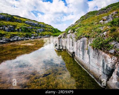 Wunderschöner großer See auf der Insel Inisheer Aran Irland Touristenattraktion Niemand Stockfoto