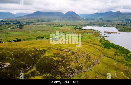 Panoramablick vom Tully Mountain im Connemara National Park in Irland Wanderweg Stockfoto