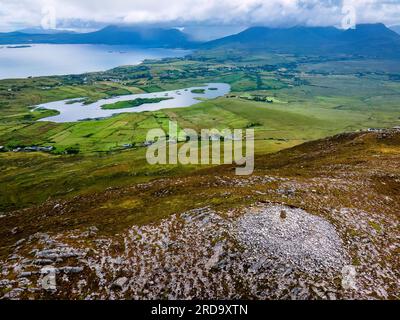 Panoramablick vom Tully Mountain im Connemara National Park in Irland Wanderweg Stockfoto