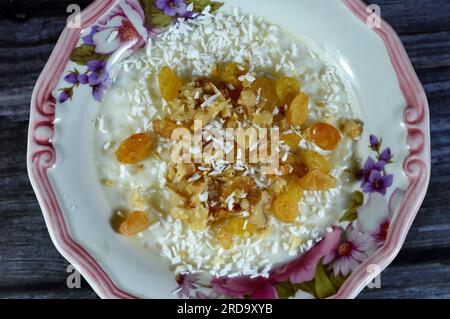 Reispudding, ein Gericht aus Reis, Maismehl, Zucker gemischt mit Wasser oder Milch und anderen Zutaten, Nüsse, Zimt, Vanille und Rosinen, wird es genannt Stockfoto