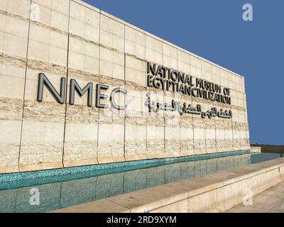 Kairo, Ägypten - 15. Juli 2023: Fassade des neuen modernen Nationalmuseums der ägyptischen Zivilisation in Kairo. Stockfoto