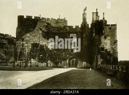 Berkeley Castle aus dem Buch " in unbekanntem England " ein Rekord einer 7000 km langen Tour mit dem Motor der unbesuchten Ecken und Ecken und der Schreine von besonderem Interesse in England; Mit Einbrüchen in Schottland und Irland von Murphy, Thomas Dowler, 1866-1928 Publisher Boston, L. C. Seite 1910 Stockfoto