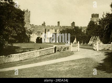 Naworth Castle, Cumbria aus dem Buch " in unbekanntem England " eine Aufzeichnung einer 7000 km langen Tour mit dem Motor der unbesuchten Ecken und Ecken und der Schreine von besonderem Interesse in England; Mit Einbrüchen in Schottland und Irland von Murphy, Thomas Dowler, 1866-1928 Publisher Boston, L. C. Seite 1910 Stockfoto